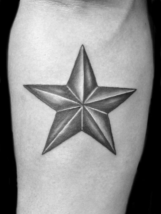 tatuaje estrella simple para hombre 07