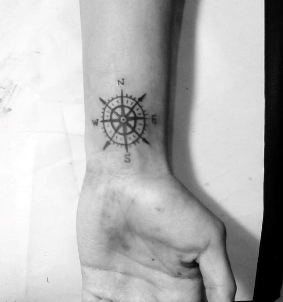 tatuaje estrella simple para hombre 13