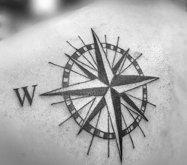 tatuaje estrella simple para hombre 17