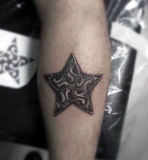 tatuaje estrella simple para hombre 19