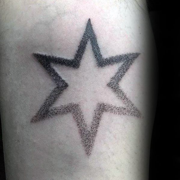 tatuaje estrella simple para hombre 24