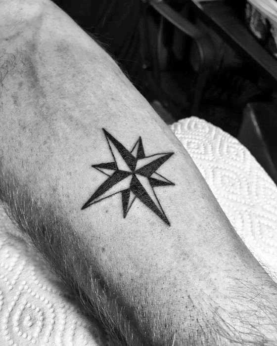tatuaje estrella simple para hombre 26
