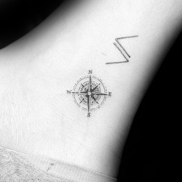 tatuaje estrella simple para hombre 29