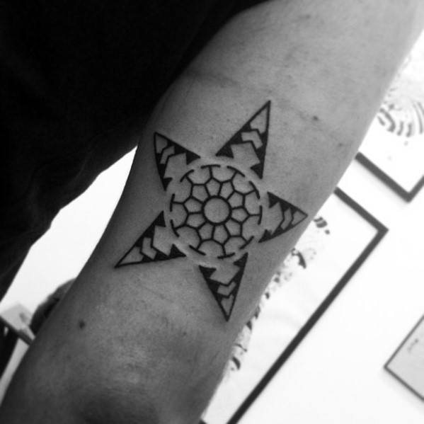 tatuaje estrella simple para hombre 31
