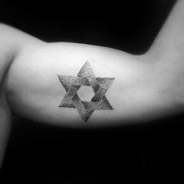 tatuaje estrella simple para hombre 33