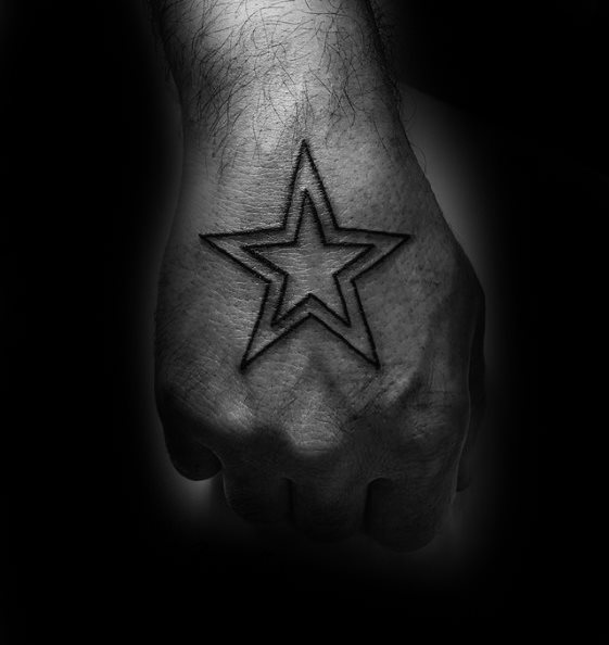 tatuaje estrella simple para hombre 35