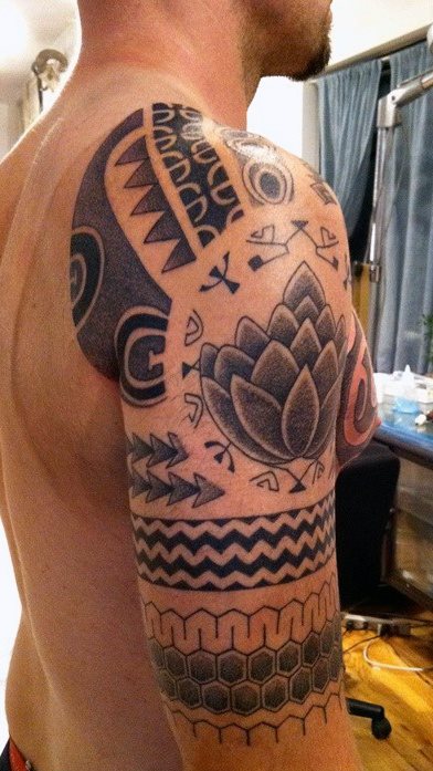tatuaje flor para hombre 11