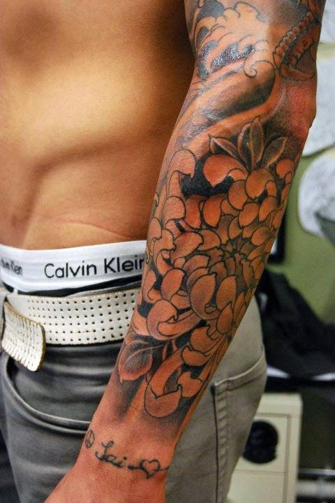 tatuaje flor para hombre 18