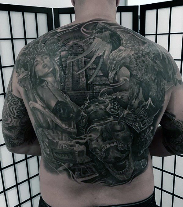 tatuaje increible espalda para hombre 01