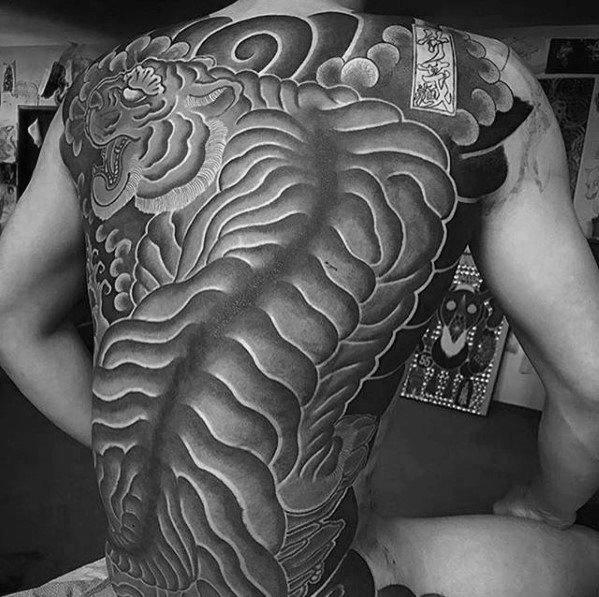 tatuaje increible espalda para hombre 02
