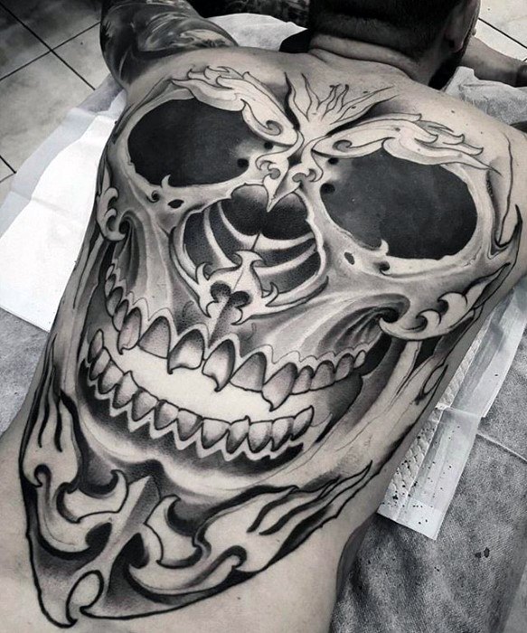 tatuaje increible espalda para hombre 03