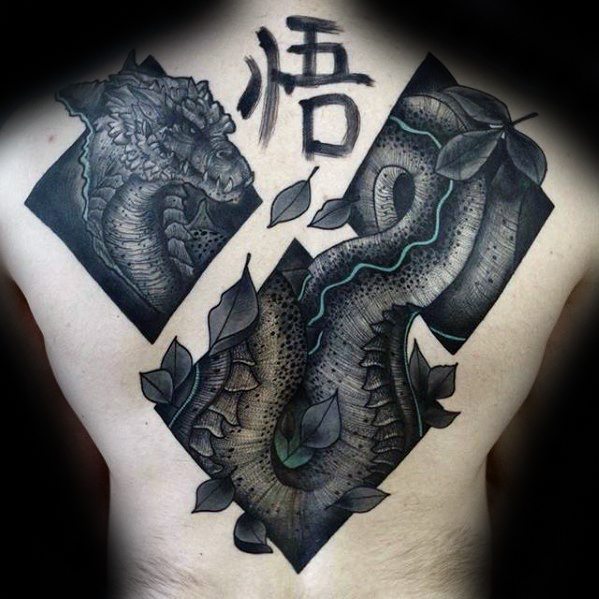 tatuaje increible espalda para hombre 05