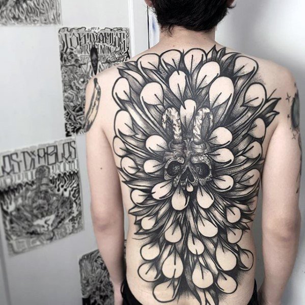 tatuaje increible espalda para hombre 07