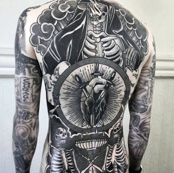 tatuaje increible espalda para hombre 12