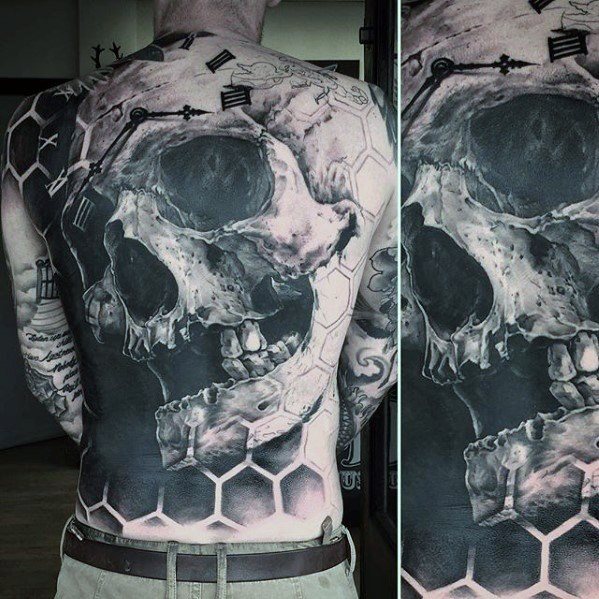 tatuaje increible espalda para hombre 15