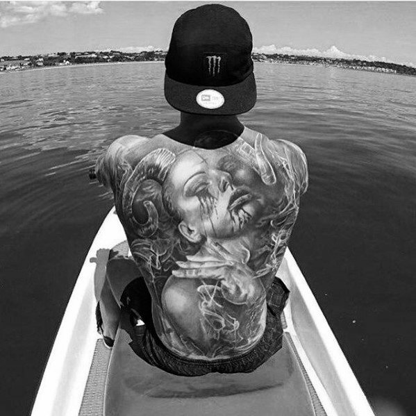 tatuaje increible espalda para hombre 17