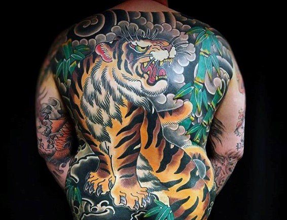 tatuaje increible espalda para hombre 25