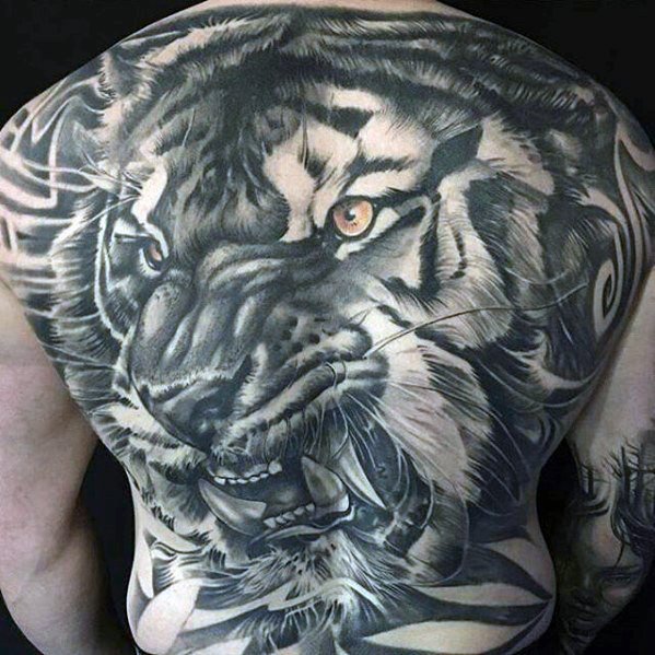 tatuaje increible espalda para hombre 28
