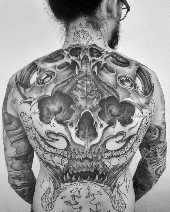 tatuaje increible espalda para hombre 34