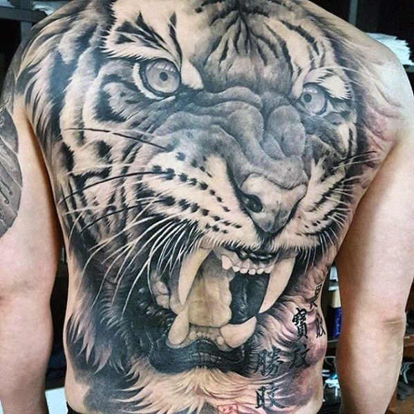 tatuaje increible espalda para hombre 39
