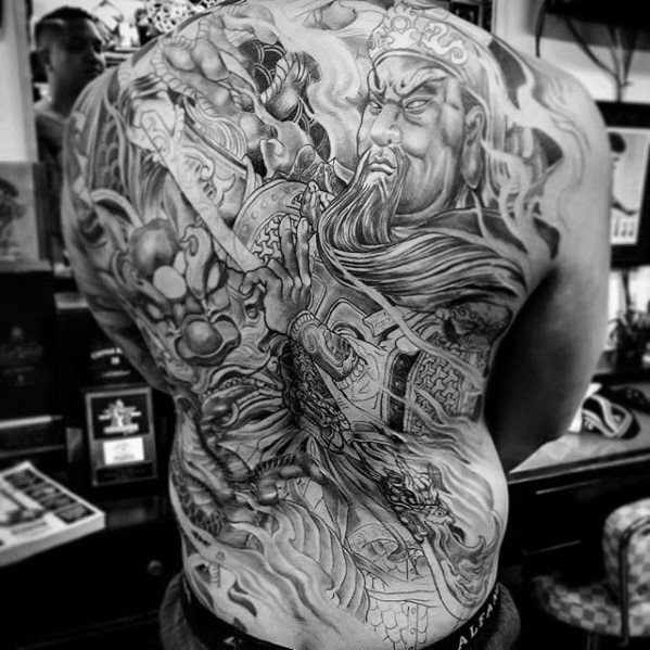 tatuaje increible espalda para hombre 40