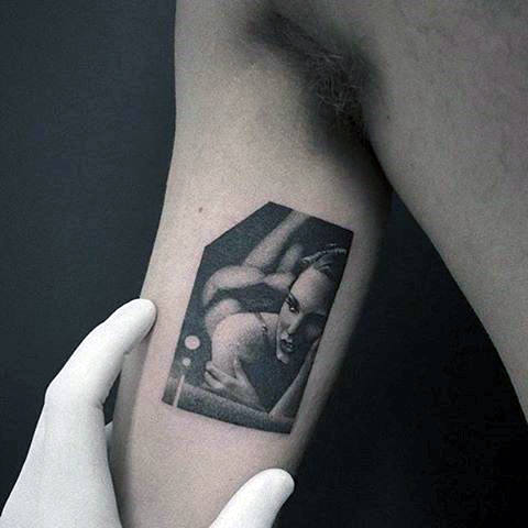 tatuaje increible pequeno para hombre 14