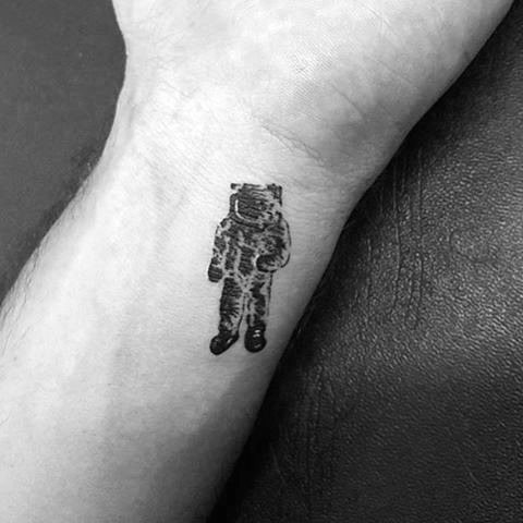 tatuaje increible pequeno para hombre 39
