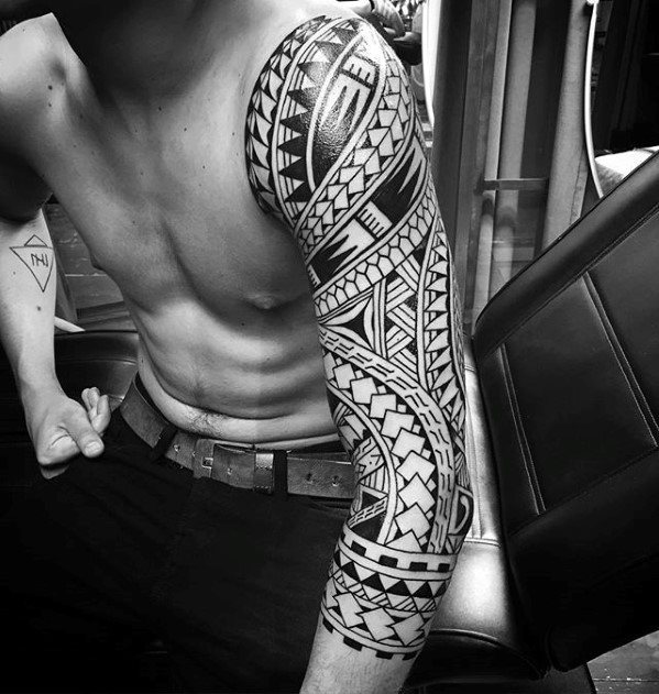tatuaje increible tribal para hombre 47