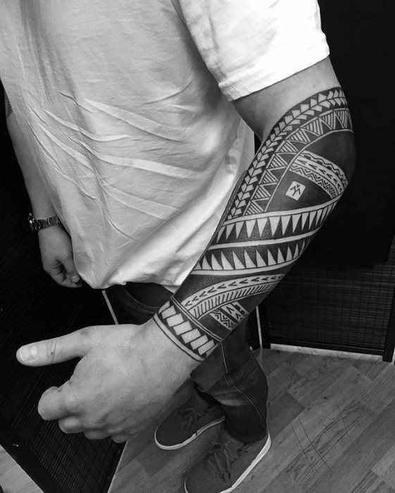 tatuaje increible tribal para hombre 81