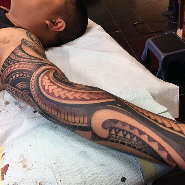 tatuaje increible tribal para hombre 85
