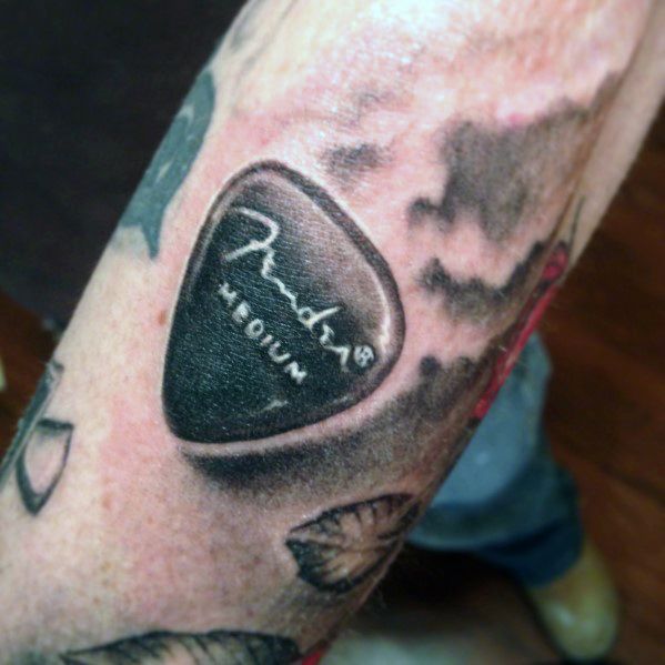 tatuaje musical simple para hombre 01