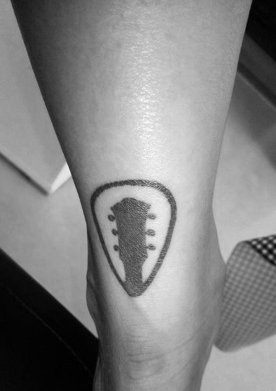 tatuaje musical simple para hombre 04