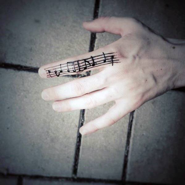 tatuaje musical simple para hombre 10