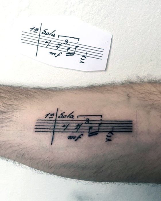 tatuaje musical simple para hombre 15