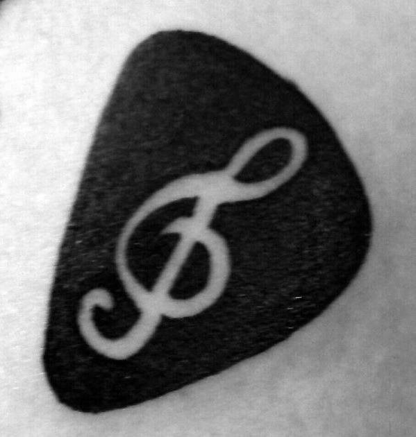 tatuaje musical simple para hombre 20