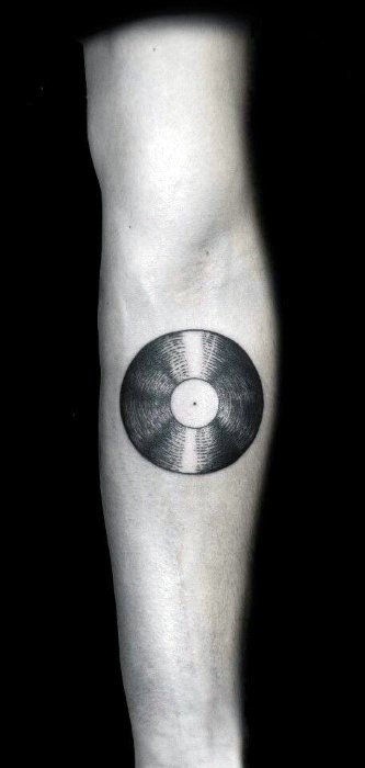 tatuaje musical simple para hombre 26