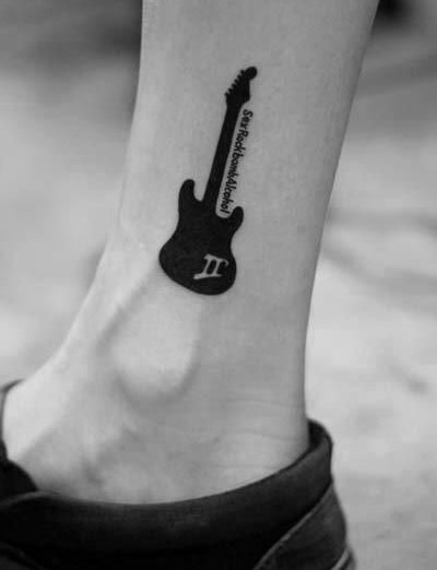 tatuaje musical simple para hombre 27