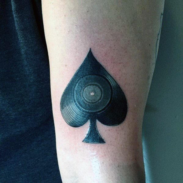 tatuaje musical simple para hombre 28