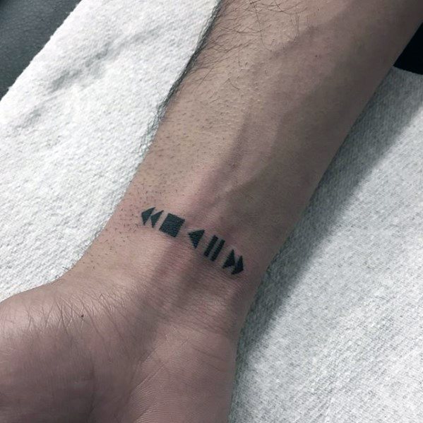 tatuaje musical simple para hombre 29
