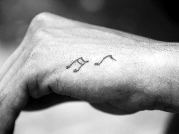 tatuaje musical simple para hombre 30