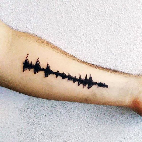 tatuaje musical simple para hombre 31