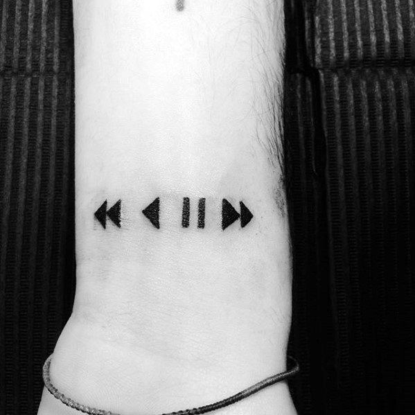 tatuaje musical simple para hombre 33