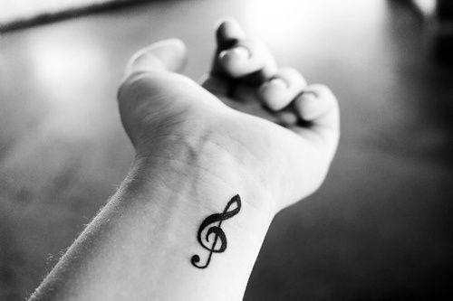 tatuaje musical simple para hombre 34