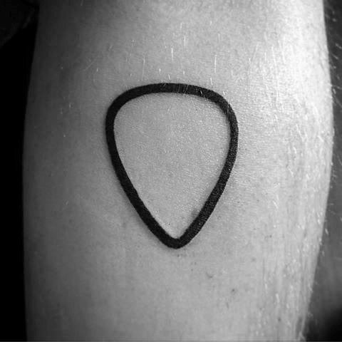 tatuaje musical simple para hombre 35