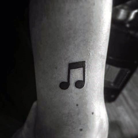 tatuaje musical simple para hombre 36