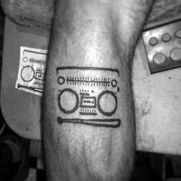 tatuaje musical simple para hombre 37