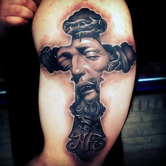 tatuaje preciosa cruz para hombre 01