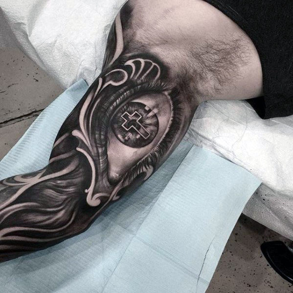 tatuaje preciosa cruz para hombre 13