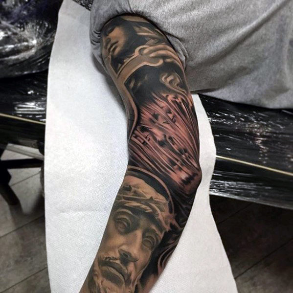tatuaje preciosa cruz para hombre 16