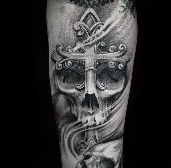 tatuaje preciosa cruz para hombre 32